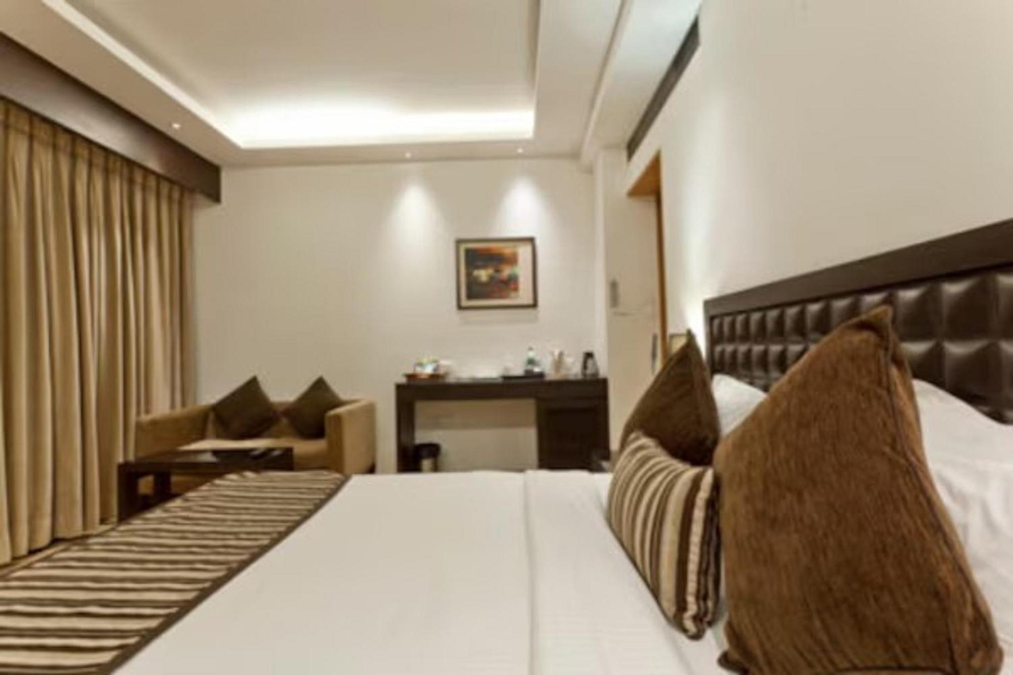 Hotel Saket 27 New Delhi Extérieur photo